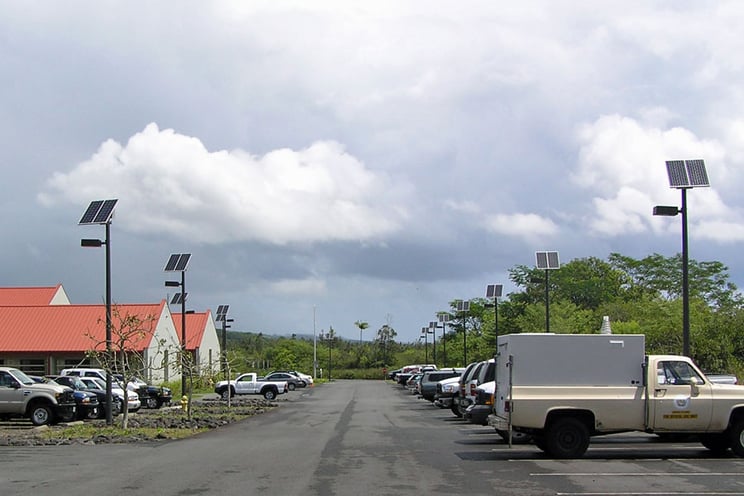 太阳能板恶劣天气夏威夷林业太阳能灯停车场